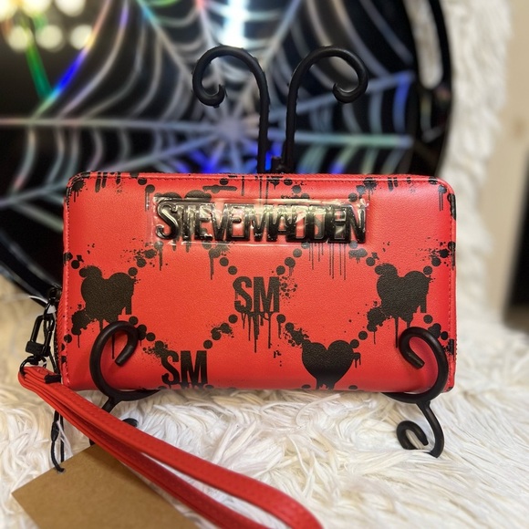 COPY - 🖤❤️NWT-STEVE MADDEN BLEEDING HEART ZIP AROUND WALLET/WRISTLET🖤❤️ - Picture 3 of 10